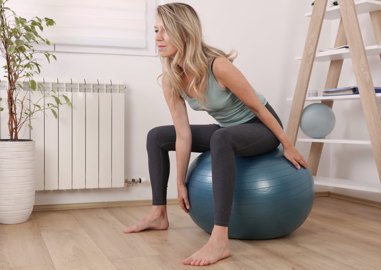 Pilates-Übung mit Fitnessball für den Beckenboden